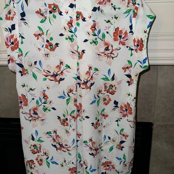 DR2 Daniel Rainn - cream  floral v-neck pleated front cap sleeves top, S… - Picture 2 of 7